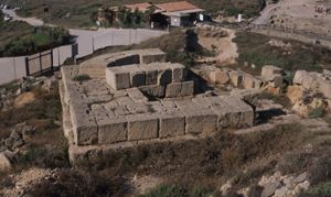 La torre con basamento quadrato e imposta dell’alzato semicircolare delle fortificazioni di S. Giovanni vista da sud-ovest