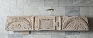 sarcofago/ fronte con iscrizione