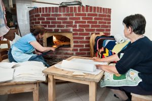 Il pane viene messo al forno per la cottura