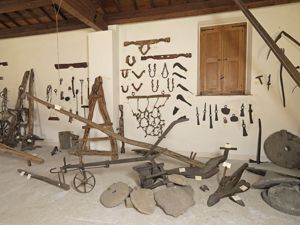 Palau, Museo Etnografico, aratri e attrezzi per il lavoro agricolo