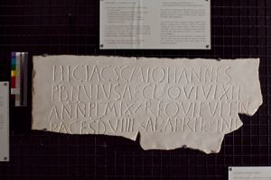 stele funeraria con iscrizione/ calco