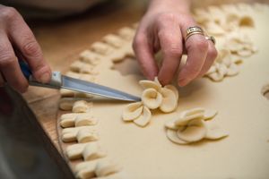 Il pane viene decorato con piccoli fiorellini di pasta