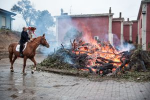 Francesco Lisai con s'Ardia compie tre giri intorno al fuoco in senso orario e antiorario