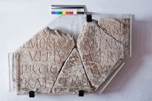 stele votiva con iscrizione