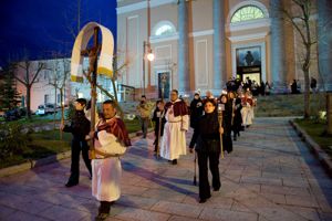 Il corteo esce dalla chiesa parrocchiale