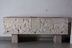 sarcofago/ cassa con iscrizione