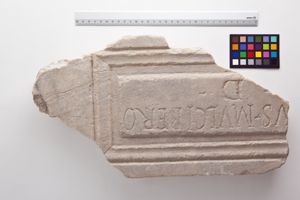stele votiva con iscrizione